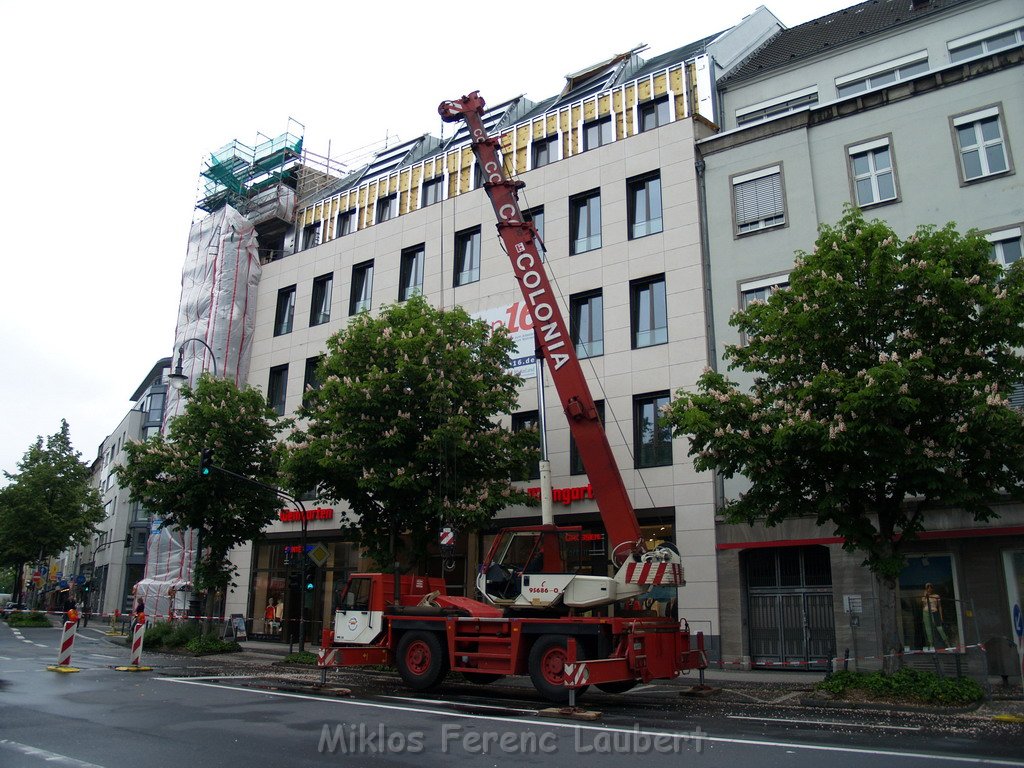 800 kg Fensterrahmen drohte auf Strasse zu rutschen Koeln Friesenplatz P18.JPG